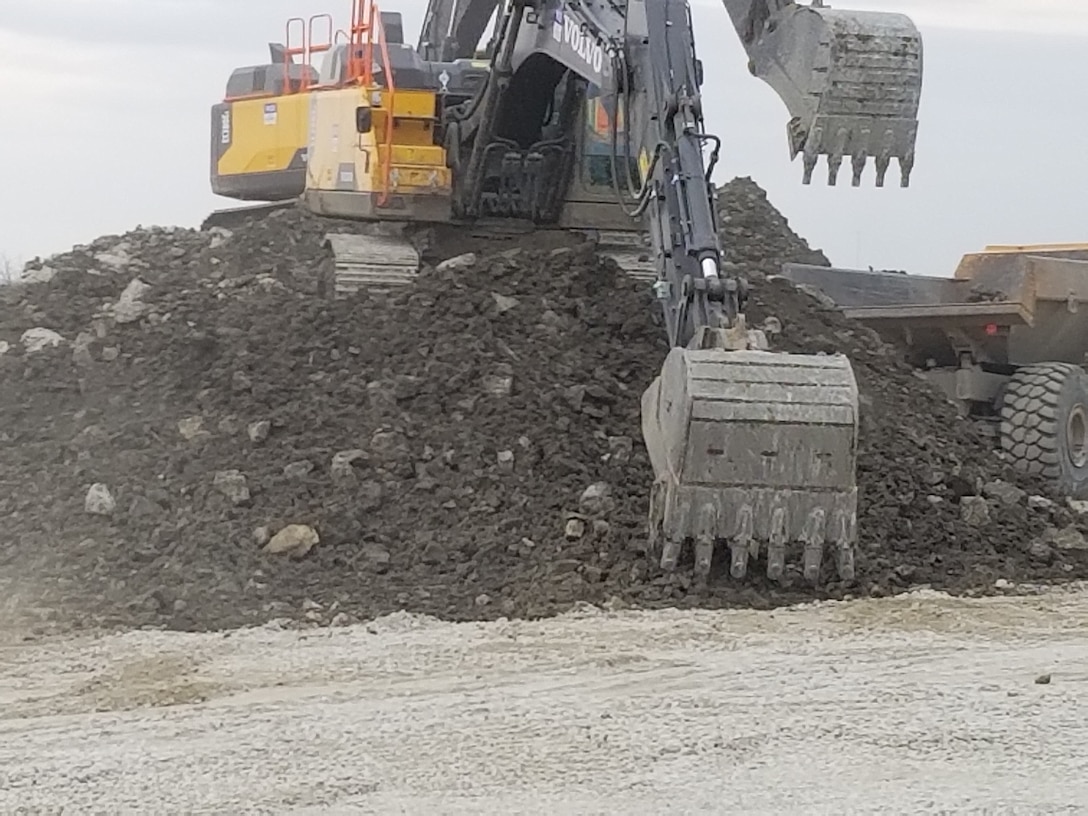 Image of USACE work in progress to repair levee L611-614 near Council Bluffs, Iowa, May 6, 2019
