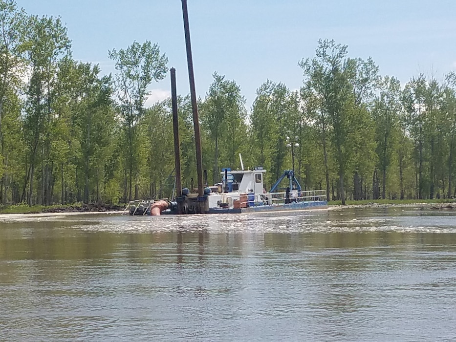 USACE contractors at work along levee L575a near Nebraska City, Nebraska May 10, 2019 following March 2019 runoff event.