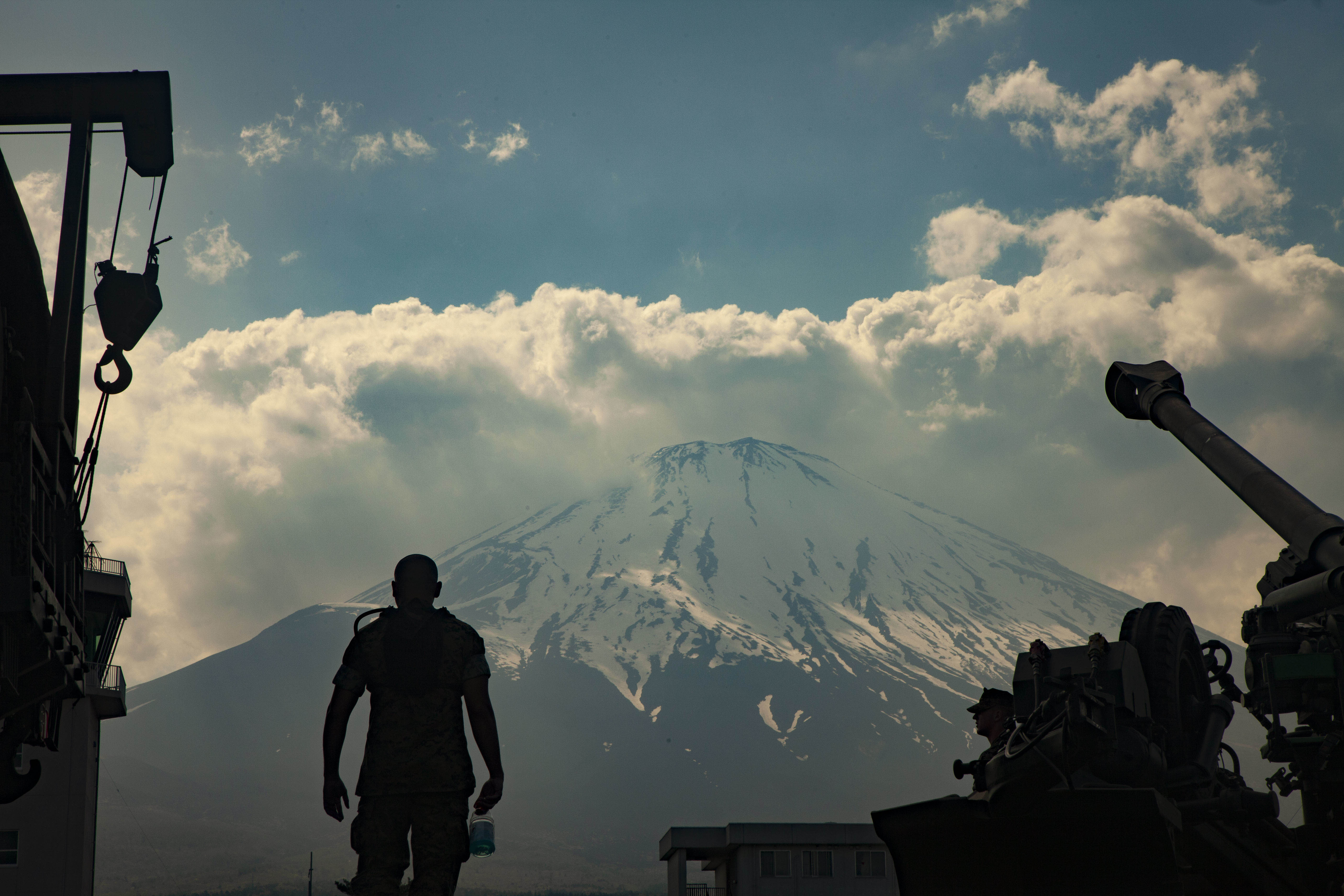 Le Mont Fuji Et La Lance Ensanglantée In Fuji's Shadow