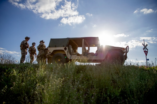 Marines with 1st Tank Battalion, 1st Marine Division, and Airmen with 9th Air Support Operations Squadron, 3rd Security Force Assistance Brigade, conduct call-for-fire training during exercise Comanche Run at Fort Hood, Texas, February 26, 2019 (U.S. Marine Corps/Sahara A. Zepeda)