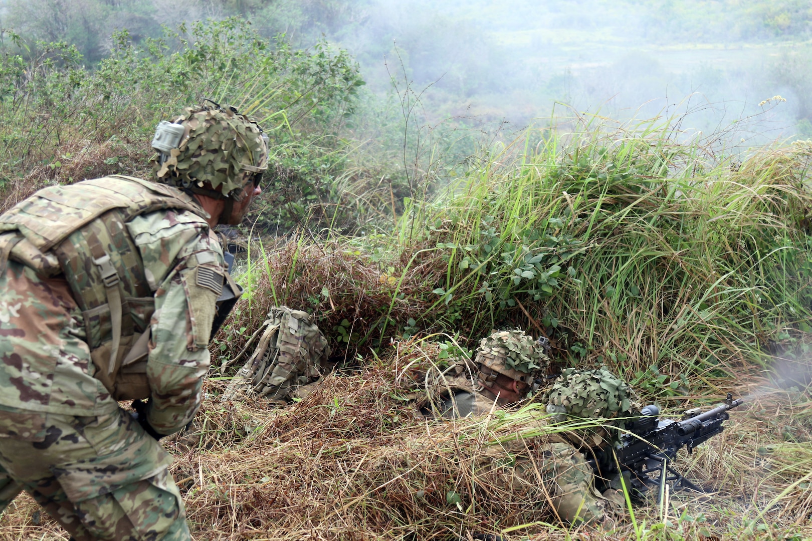 Indonesian soldiers and Borzoi Company, 1st Battalion, 27th Infantry Regiment, 25th Infantry Division (1-27 Wolfhounds), conduct live fire exercise during Garuda Shield, in Cibenda, Indonesia, September 27, 2017 (U.S. Army National Guard/Matthew A. Foster)