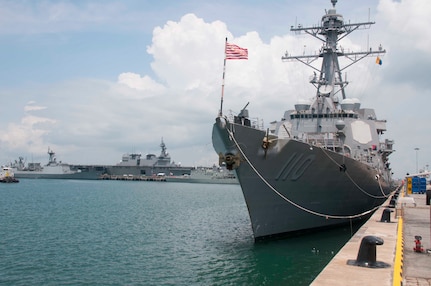 U.S. Navy CNO, Ship and Aircraft Join International Maritime Defence Exhibition in Singapore
