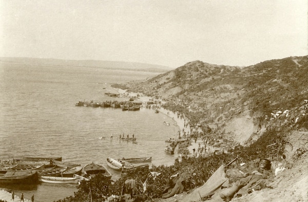 New Zealand landing troops at Gaba Tepe, Gallipoli (Anzac Cove), April 25, 1915 (Archives New Zealand)