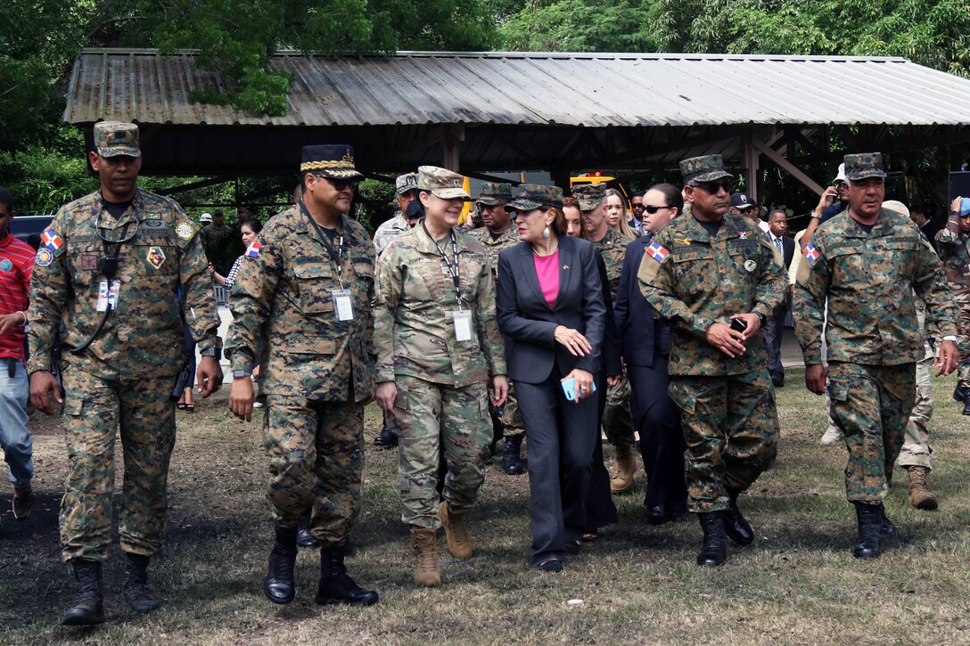 Representatives of the Dominican Republic and U.S. Army South meet at media day of Fuerzas Aliadas Humanitarias 2019.