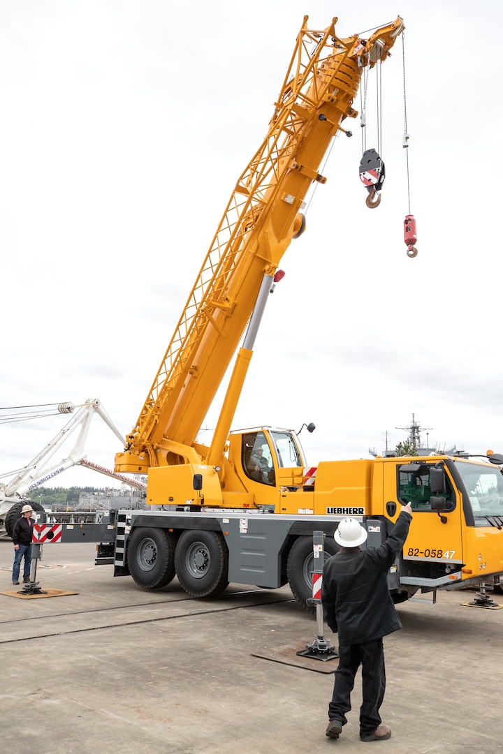Shipyard rolls out first of four mobile cranes > Naval Sea Systems ...