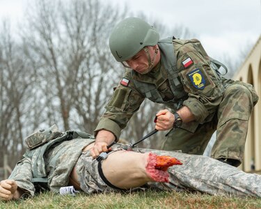 Polish Soldier applies tourniquet