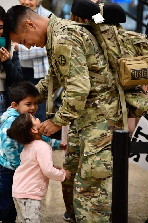 Utah Guard Soldiers Return From Iraq Deployment In Time For Mother S Day Utah National Guard Public Notice Article Display