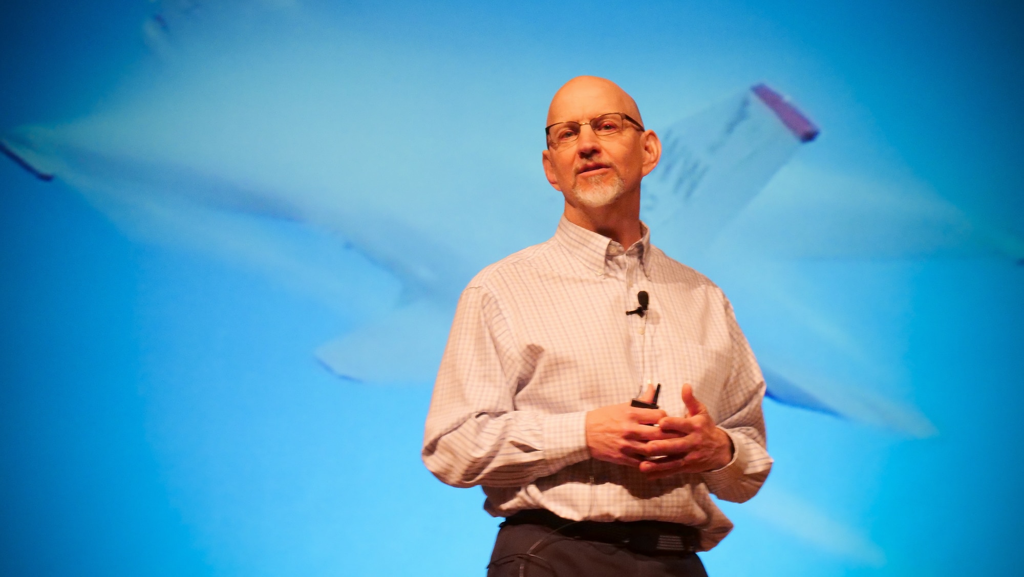 Dr. Dan Miracle, a senior scientist from AFRL’s Materials and Manufacturing Directorate, presents his Inspire talk, entitled, “Thought Leadership: Proving the Mettle of Hot New Ideas.” (U.S. Air Force photo/Keith Lewis)