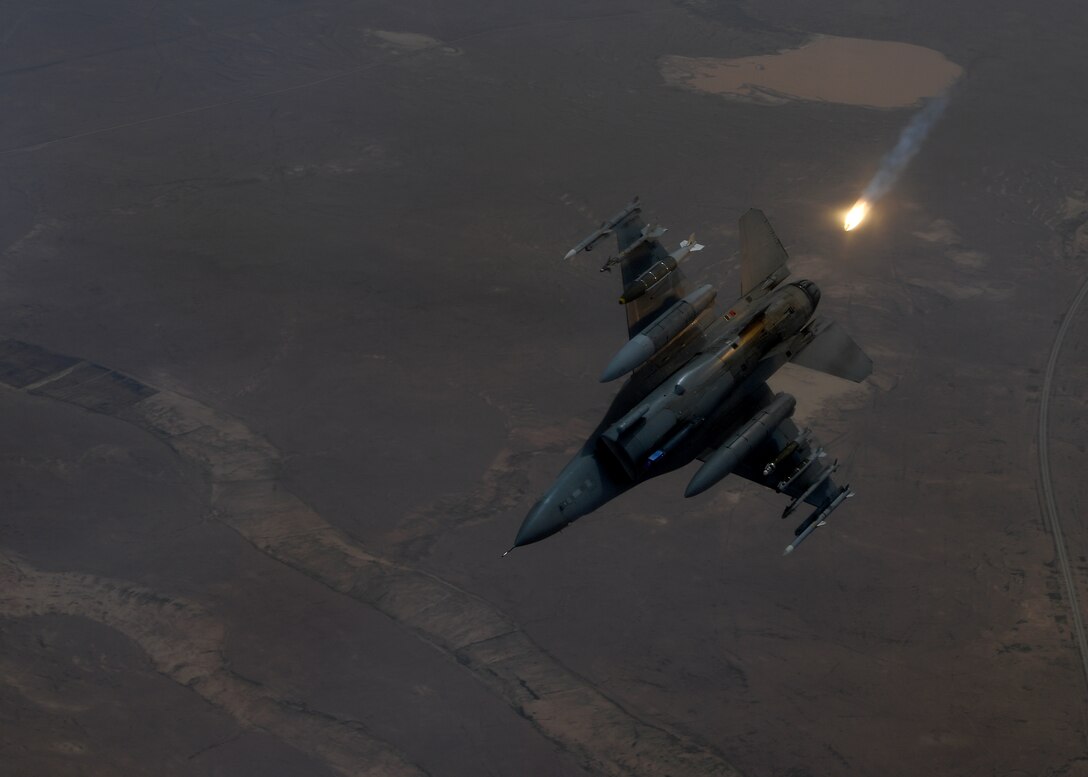 An F-16 Fighting Falcon deploys a flare