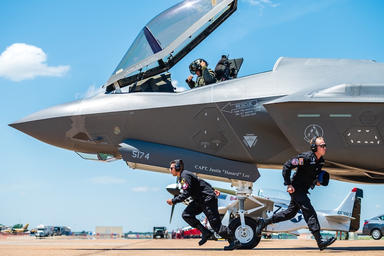 F-35 Lightning II demonstration team members sprint to their positions