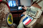 - L’adjudant Bertrand VIGNAL photographe/cameraman  opération CHAMMAL corrigeant un stagiaire sur les prise de vues réalisées durant l’exercice synthèse..


- Du 30 mars au 8 mai  2019, au sein de la troisième école de l’ICTS (Iraki Counter Terrorism Service), se déroulait le stage ICC (Intelligence Counter Course). Ce dernier est  à dominante renseignement . Les huit  participants seront  encadrés par huit instructeurs Français  de la Task Force Narvik issus du 3°RIMA .  Les stagiaires au nombre de huit sont issus des différents bataillons de forces spéciales Irakiennes. 
Ce stage d’une durée de six semaines sera organisé de la manière suivante : 
- La première semaine est centrée sur l’utilisation des logiciels  informatiques (word, power point), afin d’être en mesure de rédiger des comptes rendus renseignements  de qualités.
-La deuxième semaine sera composée de cours théoriques et pratiques dans le domaine de la photographie. 
-La troisième et quatrième semaine les stagiaires auront des cours théoriques et pratiques sur les techniques de communications conversationnelles, afin de pouvoir mener des entretiens. 
-La cinquième semaine sera accès sur l’Exploitation et l’Étude de Sites Sensibles (EESS) et l’Interrogation Initial de Personnels Capturés. Cette semaine permettra aux stagiaires de relever des preuves sur le terrain et d’interroger les personnes capturées. 
-La dernière semaine sera consacrée à un exercice synthèse et une remise de diplôme. 


- Lancée le 19 septembre 2014, l'opération Chammal est le nom donné au volet français de l'opération interalliée Inherent Resolve (OIR) rassemblant plus de 60 nations. 
A la demande du gouvernement irakien et en coordination avec les alliés de la France présents dans la région, elle vise à apporter un soutien militaire aux forces locales engagées dans le combat contre Daesh sur leur territoire. 
Le 08 septembre 2015, sur décision du président d