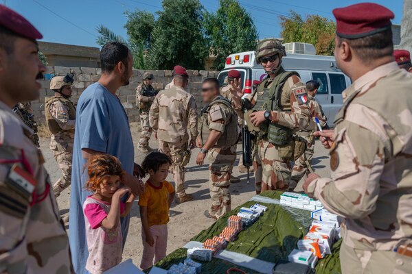 La 2e « Expeditionary, advise,assist and accompany » (EA3)du mandat XIII a eu lieu du 08 au 10 mai 2019 dans un quartier au nord de Bagdad. Il s’agit d’accompagner le 4e Bataillon de la 24e Brigade irakienne lors d’opérations de fouilles et de reconnaissances telles qu’il en mène quotidiennement dans sa zone de responsabilité. Lors de ce déploiement des aides médicales gratuites (AMG) sont proposées à la population irakienne par le service de santé de la TF. La possibilité d’assister aux briefing, aux déploiements ainsi qu’à la totalité du déroulement de l’opération a donné une vision claire aux divers conseillers de la Task Force Monsabert et permet ainsi d’ajuster une programmation de stage adapté au besoin de l’armée irakienne.                                                                                   Lancée depuis le 19 septembre 2014, l’opération Chammal représente la participation 
française à l’OIR (opération Inherent Resolve) et mobilise aujourd’hui près de 1 000 
militaires. À la demande du gouvernement irakien et en coordination avec les alliés de la 
France présents dans la région, l’opération Chammal repose sur deux piliers 
complémentaires : un pilier « formation» au profit d’unités de sécurité nationale irakiennes et 
un pilier « appui » consistant à soutenir l’action des forces locales engagées au sol contre 
Daech et à frapper les capacités militaires du groupe terroriste.