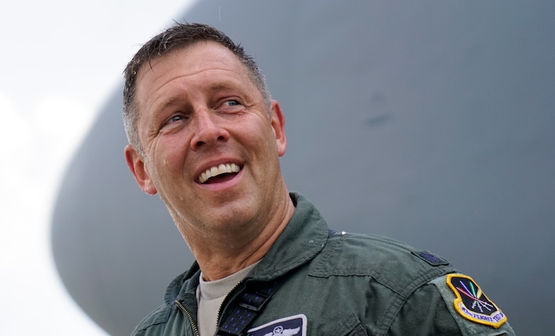 C-5 pilot takes final flight with help from family