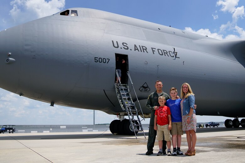 C-5 pilot takes final flight with help from family