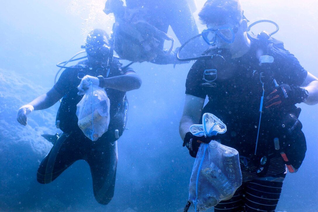 海中でゴミを探すダイバー。地元ダイバーと米軍のダイバーが北谷町にある砂辺ビーチで５月２６日、海中クリーンアップ活動を行いました。