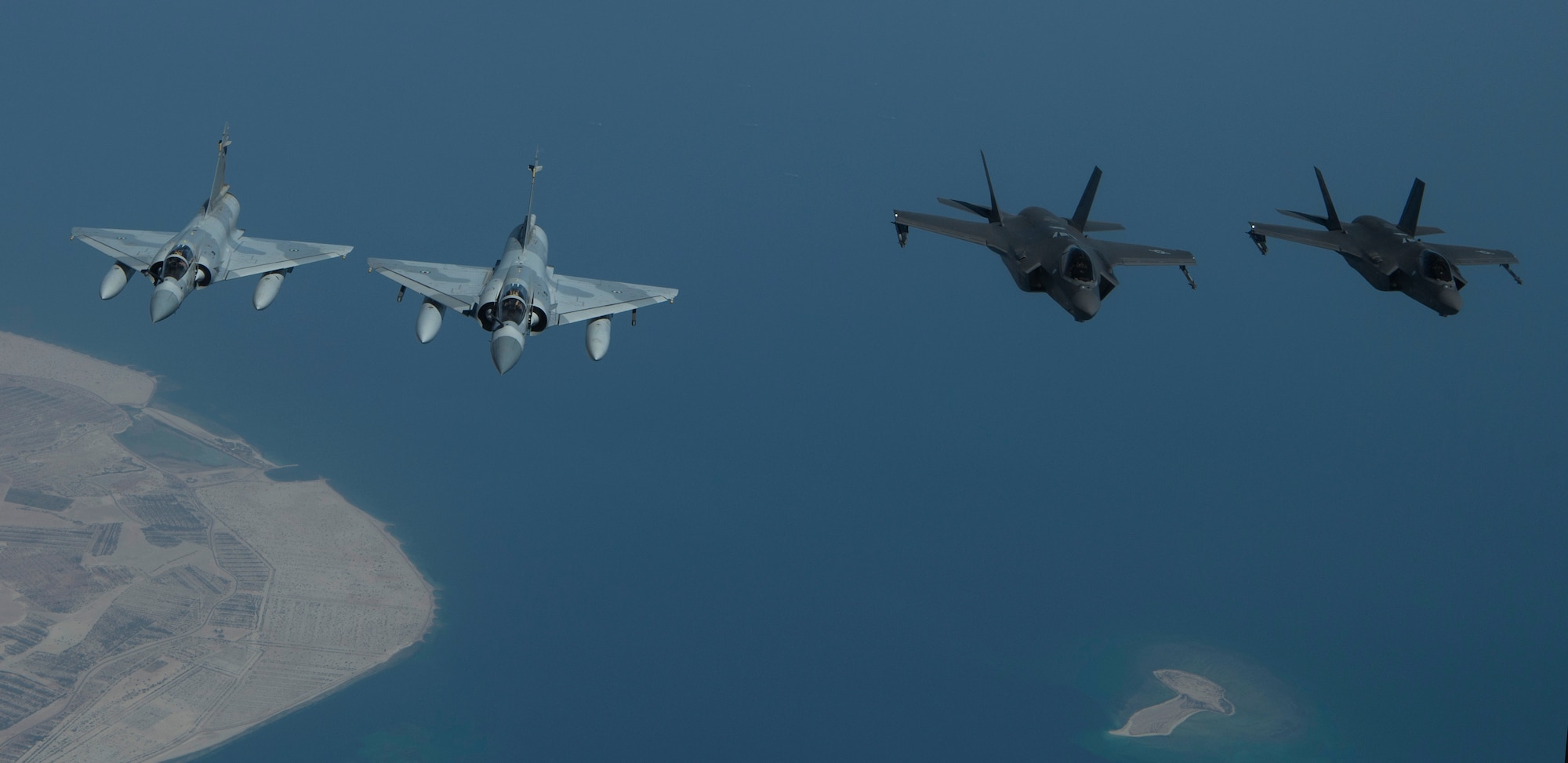 A photo of UAE and US aircraft flying together.
