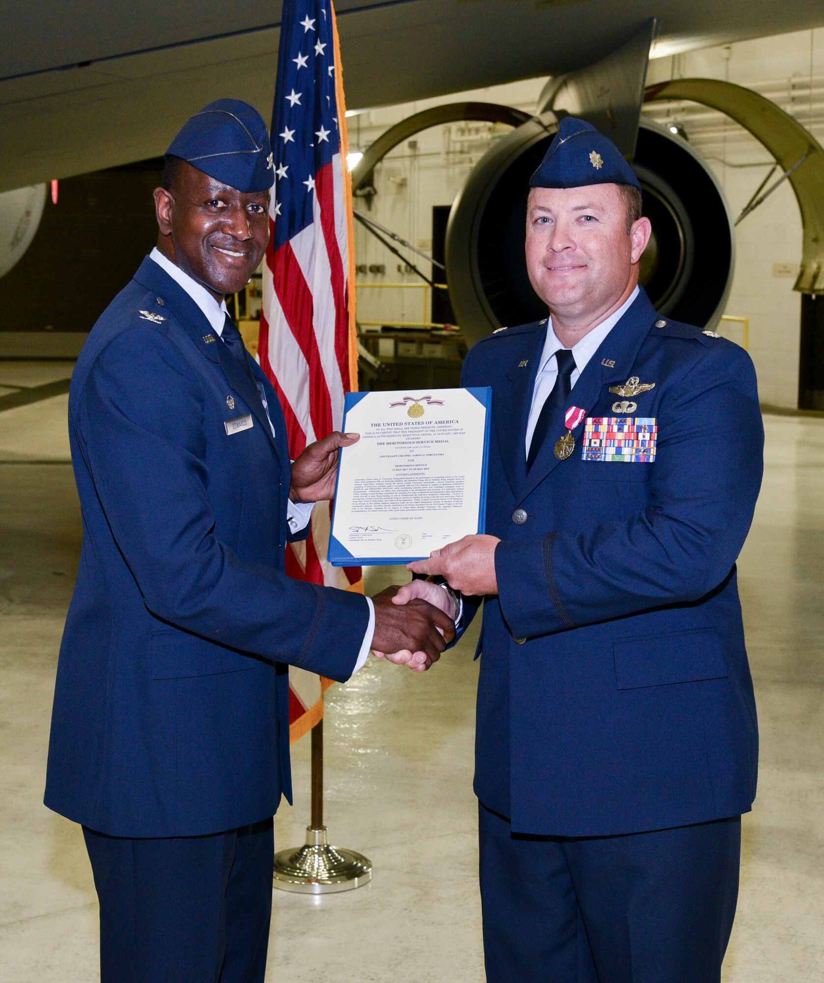 Col. Edwards Presents Award During Change of Command Ceremony