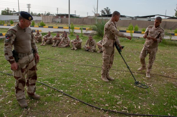 - L' adjudant Johann RICART chef de stage CIED contrôlant l'utilisation d'un détecteur de métaux typre DHPM par un stagiaire irakien.


- Du 04 mai au 22 juin 2019, au sein de la deuxième école de l’ICTS (Iraki Counter Terrorism Service), se déroule le stage C-IED (Counter IED Course). Ce dernier est à dominante génie. Les 33 participants seront encadrés par 4 instructeurs irakiens eux-mêmes mentorés par 8 instructeurs Français de la Task Force Narvik issus du 6° RG. Ce stage d’une durée de 8 semaines sera organisé de la manière suivante :
- Les cinq premières semaines (SEARCH COURSE SURVIVABILTY) sont centrées sur l’évolution des sapeurs sous la menace IED et MUNEX où sont mises en pratique les techniques de recherche, de protection et de sauvegarde ainsi que sur la destruction d’un certain type d’IED.
-Les trois dernières semaines (SAPPER COURSE) sont centrées sur la qualification à l’emploi d’explosif dans le cadre de bréchage de bâtiments ou de destruction de munitions et d’IED.


- Lancée le 19 septembre 2014, l'opération Chammal est le nom donné au volet français de l'opération interalliée Inherent Resolve (OIR) rassemblant plus de 60 nations. 
A la demande du gouvernement irakien et en coordination avec les alliés de la France présents dans la région, elle vise à apporter un soutien militaire aux forces locales engagées dans le combat contre Daesh sur leur territoire. 
Le 08 septembre 2015, sur décision du président de la République et face à la menace terroriste pesant sur la France, la zone d'intervention de l'opération Chammal est étendue à la Syrie, afin de pouvoir frapper également les centres depuis lesquels Daesh planifie et organise ses attaques. 
Le 20 novembre 2015, à la suite des attentats perpetrés à Paris, l'adoption par les Nations Unies de la résolution 2249 marque la détermination de la communauté internationale de combattre par tous les moyens la menace terroriste, qu'il s'a