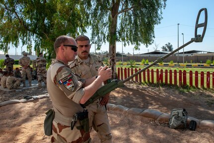 - L' adjudant Johann RICART chef de stage CIED montrant au stagiaire irakien comment régler l'intensité du déctecteur de métaux type DHPM. 


- Du 04 mai au 22 juin 2019, au sein de la deuxième école de l’ICTS (Iraki Counter Terrorism Service), se déroule le stage C-IED (Counter IED Course). Ce dernier est à dominante génie. Les 33 participants seront encadrés par 4 instructeurs irakiens eux-mêmes mentorés par 8 instructeurs Français de la Task Force Narvik issus du 6° RG. Ce stage d’une durée de 8 semaines sera organisé de la manière suivante :
- Les cinq premières semaines (SEARCH COURSE SURVIVABILTY) sont centrées sur l’évolution des sapeurs sous la menace IED et MUNEX où sont mises en pratique les techniques de recherche, de protection et de sauvegarde ainsi que sur la destruction d’un certain type d’IED.
-Les trois dernières semaines (SAPPER COURSE) sont centrées sur la qualification à l’emploi d’explosif dans le cadre de bréchage de bâtiments ou de destruction de munitions et d’IED.


- Lancée le 19 septembre 2014, l'opération Chammal est le nom donné au volet français de l'opération interalliée Inherent Resolve (OIR) rassemblant plus de 60 nations. 
A la demande du gouvernement irakien et en coordination avec les alliés de la France présents dans la région, elle vise à apporter un soutien militaire aux forces locales engagées dans le combat contre Daesh sur leur territoire. 
Le 08 septembre 2015, sur décision du président de la République et face à la menace terroriste pesant sur la France, la zone d'intervention de l'opération Chammal est étendue à la Syrie, afin de pouvoir frapper également les centres depuis lesquels Daesh planifie et organise ses attaques. 
Le 20 novembre 2015, à la suite des attentats perpetrés à Paris, l'adoption par les Nations Unies de la résolution 2249 marque la détermination de la communauté internationale de combattre par tous les moyens la menace terroriste, qu