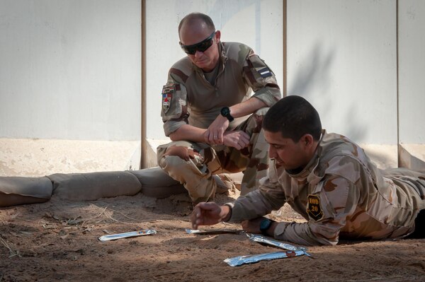 - L' adjudant Johann RICART chef de stage CIED observant un stagiaire irakien débutant son travail de fouille à la recherche d'indices de présence d' IED. 


- Du 04 mai au 22 juin 2019, au sein de la deuxième école de l’ICTS (Iraki Counter Terrorism Service), se déroule le stage C-IED (Counter IED Course). Ce dernier est à dominante génie. Les 33 participants seront encadrés par 4 instructeurs irakiens eux-mêmes mentorés par 8 instructeurs Français de la Task Force Narvik issus du 6° RG. Ce stage d’une durée de 8 semaines sera organisé de la manière suivante :
- Les cinq premières semaines (SEARCH COURSE SURVIVABILTY) sont centrées sur l’évolution des sapeurs sous la menace IED et MUNEX où sont mises en pratique les techniques de recherche, de protection et de sauvegarde ainsi que sur la destruction d’un certain type d’IED.
-Les trois dernières semaines (SAPPER COURSE) sont centrées sur la qualification à l’emploi d’explosif dans le cadre de bréchage de bâtiments ou de destruction de munitions et d’IED.


- Lancée le 19 septembre 2014, l'opération Chammal est le nom donné au volet français de l'opération interalliée Inherent Resolve (OIR) rassemblant plus de 60 nations. 
A la demande du gouvernement irakien et en coordination avec les alliés de la France présents dans la région, elle vise à apporter un soutien militaire aux forces locales engagées dans le combat contre Daesh sur leur territoire. 
Le 08 septembre 2015, sur décision du président de la République et face à la menace terroriste pesant sur la France, la zone d'intervention de l'opération Chammal est étendue à la Syrie, afin de pouvoir frapper également les centres depuis lesquels Daesh planifie et organise ses attaques. 
Le 20 novembre 2015, à la suite des attentats perpetrés à Paris, l'adoption par les Nations Unies de la résolution 2249 marque la détermination de la communauté internationale de combattre par tous les moyens la menace
