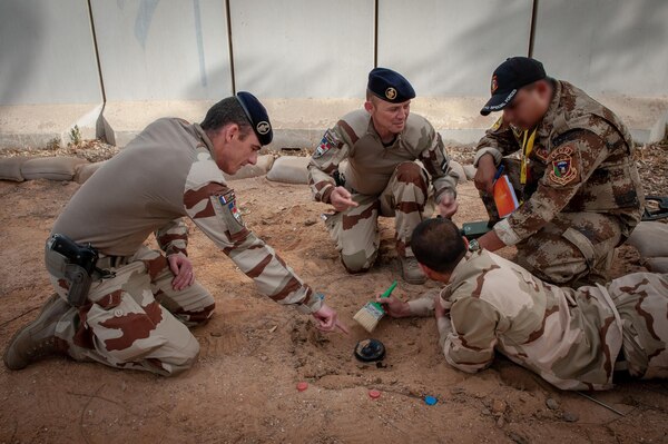 - L' adjudant johann RICART chef de stage CIED, le sergent Fabien de HERDT et l'instructeur irakien autour du stagiaire irakien, afin de contrôler et orienter les gestes du stagiare irakien déterrant une mine. 


- Du 04 mai au 22 juin 2019, au sein de la deuxième école de l’ICTS (Iraki Counter Terrorism Service), se déroule le stage C-IED (Counter IED Course). Ce dernier est à dominante génie. Les 33 participants seront encadrés par 4 instructeurs irakiens eux-mêmes mentorés par 8 instructeurs Français de la Task Force Narvik issus du 6° RG. Ce stage d’une durée de 8 semaines sera organisé de la manière suivante :
- Les cinq premières semaines (SEARCH COURSE SURVIVABILTY) sont centrées sur l’évolution des sapeurs sous la menace IED et MUNEX où sont mises en pratique les techniques de recherche, de protection et de sauvegarde ainsi que sur la destruction d’un certain type d’IED.
-Les trois dernières semaines (SAPPER COURSE) sont centrées sur la qualification à l’emploi d’explosif dans le cadre de bréchage de bâtiments ou de destruction de munitions et d’IED.


- Lancée le 19 septembre 2014, l'opération Chammal est le nom donné au volet français de l'opération interalliée Inherent Resolve (OIR) rassemblant plus de 60 nations. 
A la demande du gouvernement irakien et en coordination avec les alliés de la France présents dans la région, elle vise à apporter un soutien militaire aux forces locales engagées dans le combat contre Daesh sur leur territoire. 
Le 08 septembre 2015, sur décision du président de la République et face à la menace terroriste pesant sur la France, la zone d'intervention de l'opération Chammal est étendue à la Syrie, afin de pouvoir frapper également les centres depuis lesquels Daesh planifie et organise ses attaques. 
Le 20 novembre 2015, à la suite des attentats perpetrés à Paris, l'adoption par les Nations Unies de la résolution 2249 marque la détermination de la communauté int