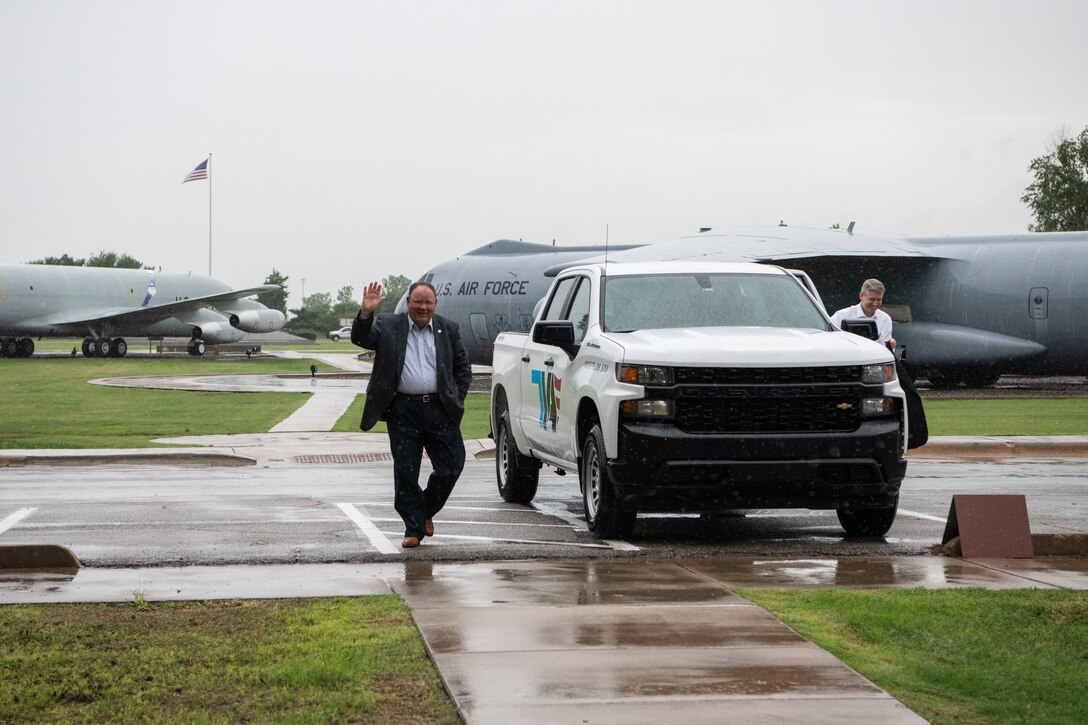 Retired general and ODVA Director arrive at Altus AFB.