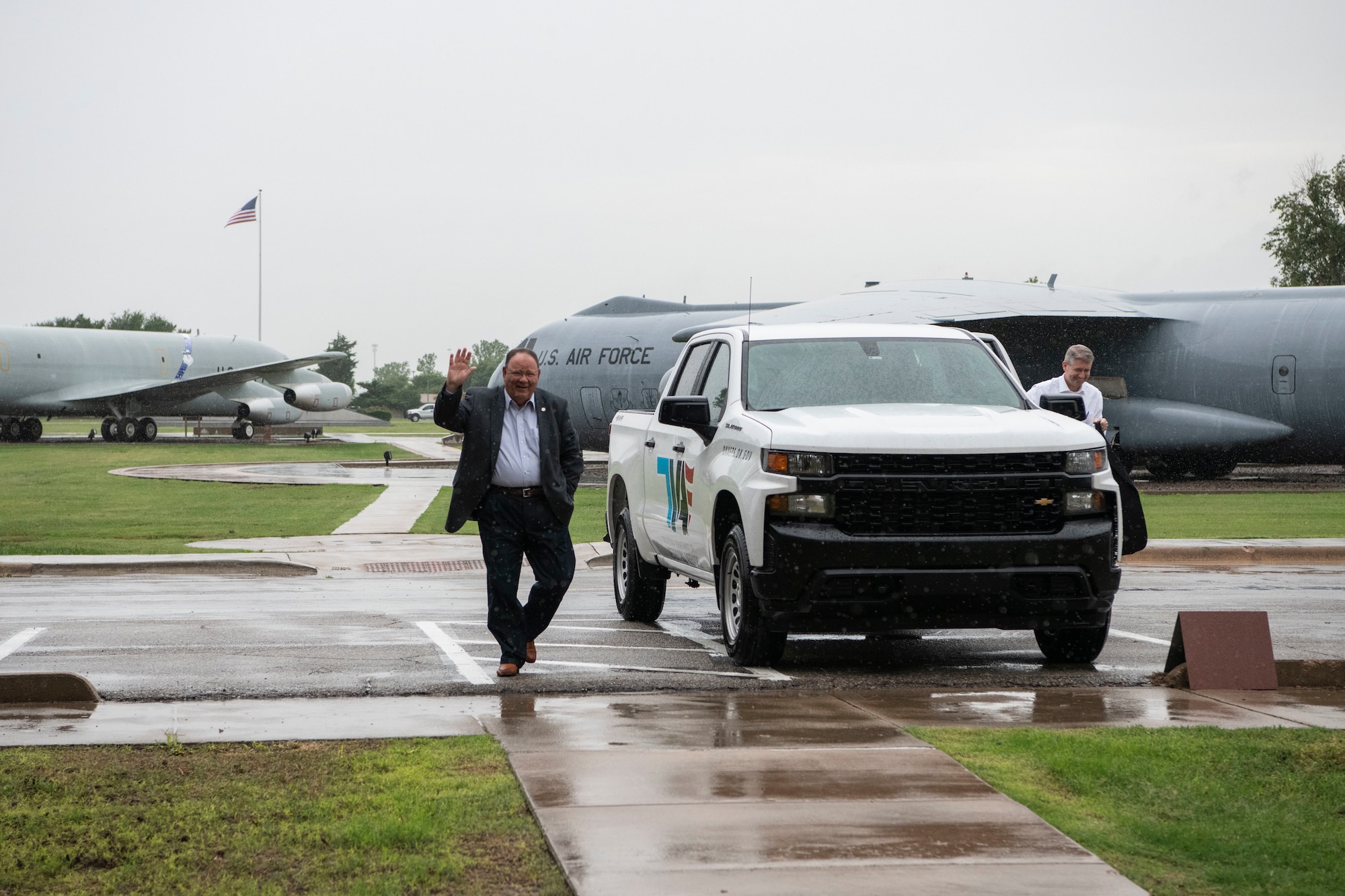 Retired general and ODVA Director arrive at Altus AFB.
