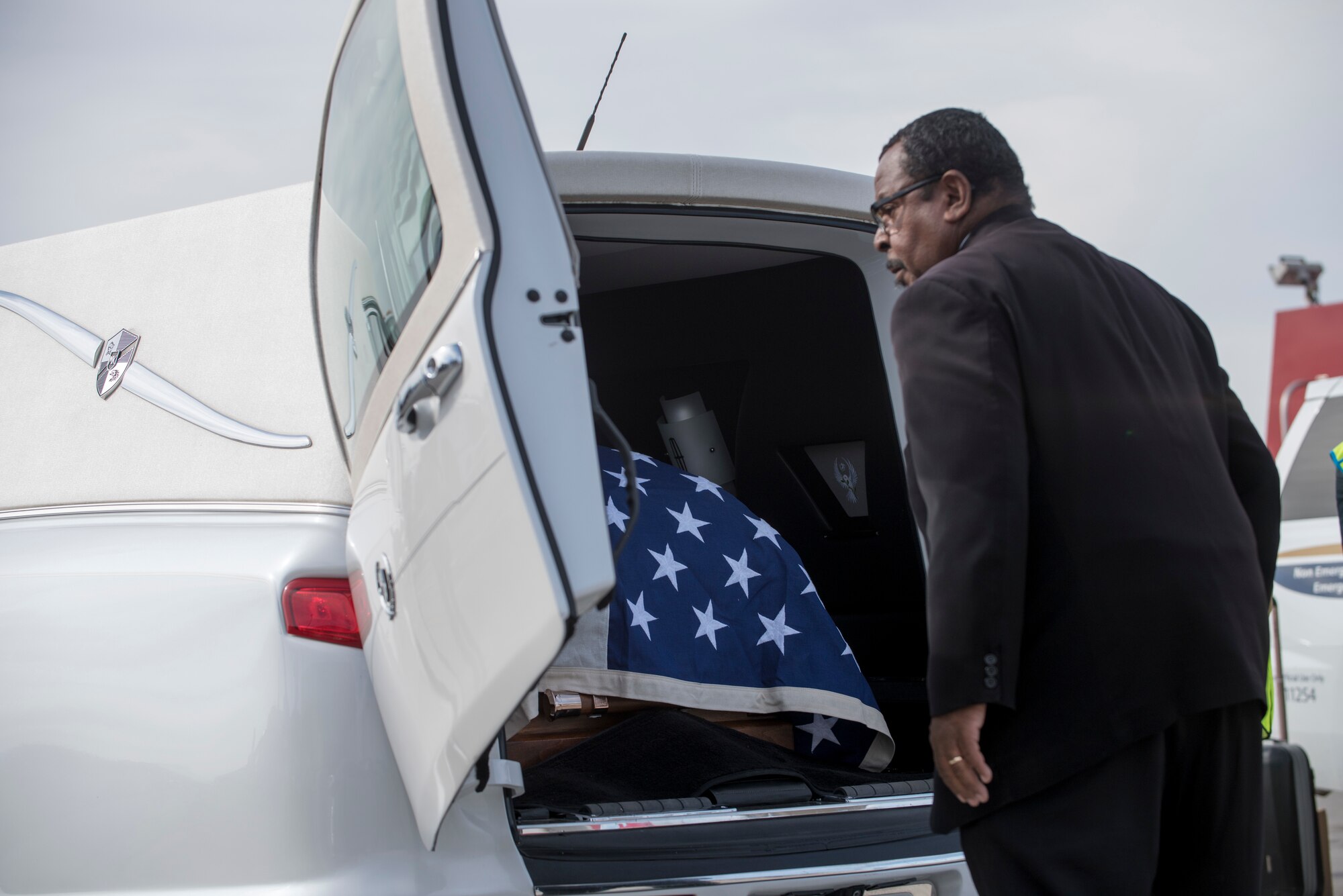 A fallen Marine is transported into a hearse during a dignified transfer May 17, 2019, at the Phoenix Sky Harbor International Airport, Ariz.