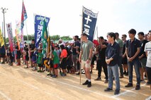 開会式で辺野古区民と共に整列するキャンプ・シュワブと沖縄防衛局。沖縄県名護市辺野古区で11月3日（日）、第46回辺野古区民運動会が区民運動場で開催され、米海兵隊基地キャンプ・シュワブと沖縄防衛局も招待され、参加しました。