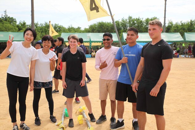 ムカデ競走でキャンプ・シュワブの海兵隊員と沖縄防衛局職員がチームを組む。沖縄県名護市辺野古区で11月3日（日）、第46回辺野古区民運動会が区民運動場で開催され、米海兵隊基地キャンプ・シュワブと沖縄防衛局も招待され、参加しました。