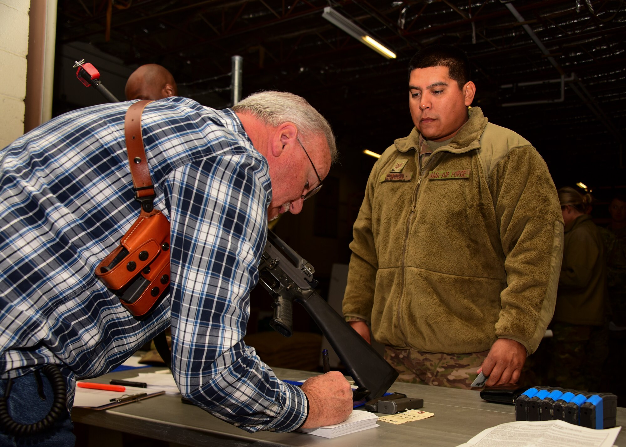 Airmen receives M-16