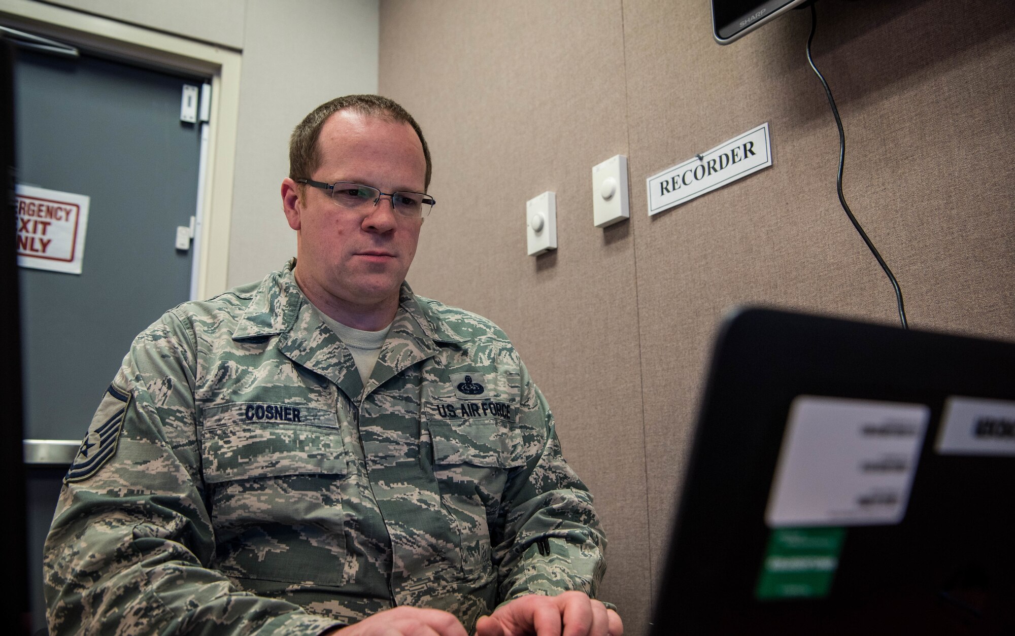 airman uses computer