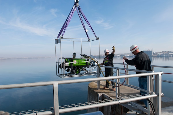 Joel Raplee, of McNary's rigging team and Jared Butler from Portland District USACE.