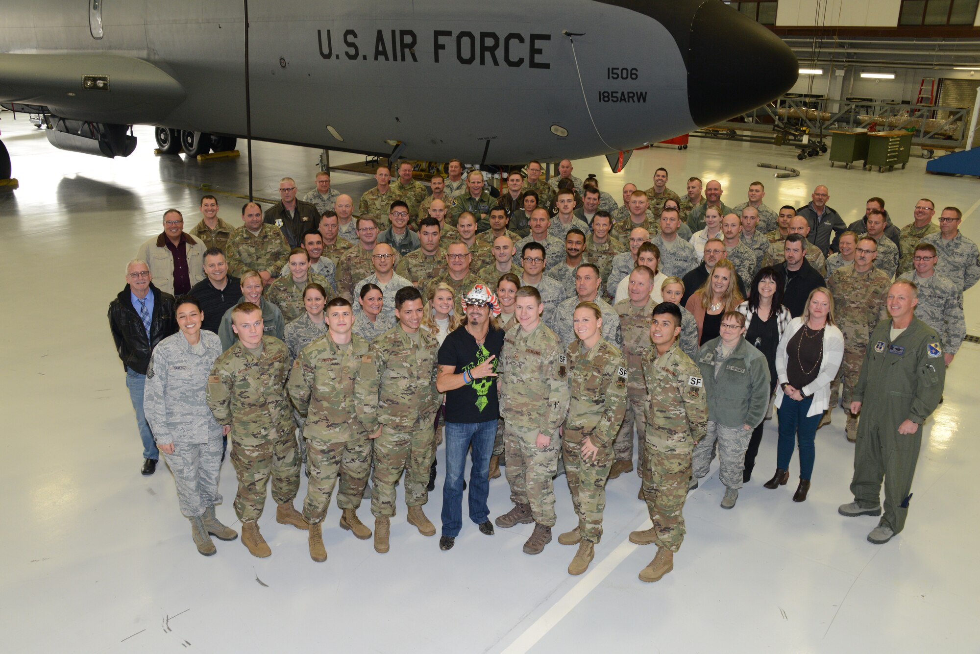 Bret Michaels meets with members of the Iowa Air National Guard