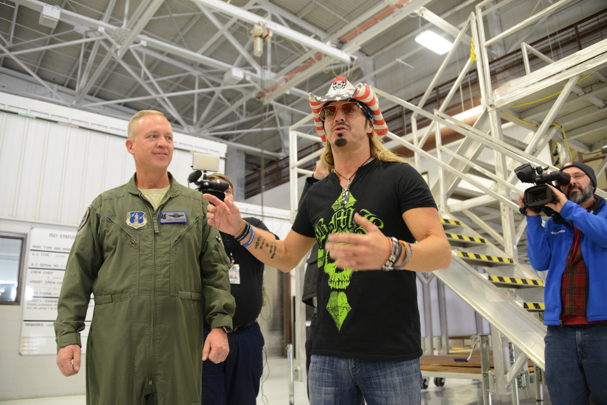 Bret Michaels meets with members of the Iowa Air National Guard