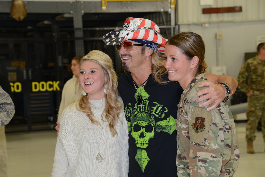 Bret Michaels meets with members of the Iowa Air National Guard