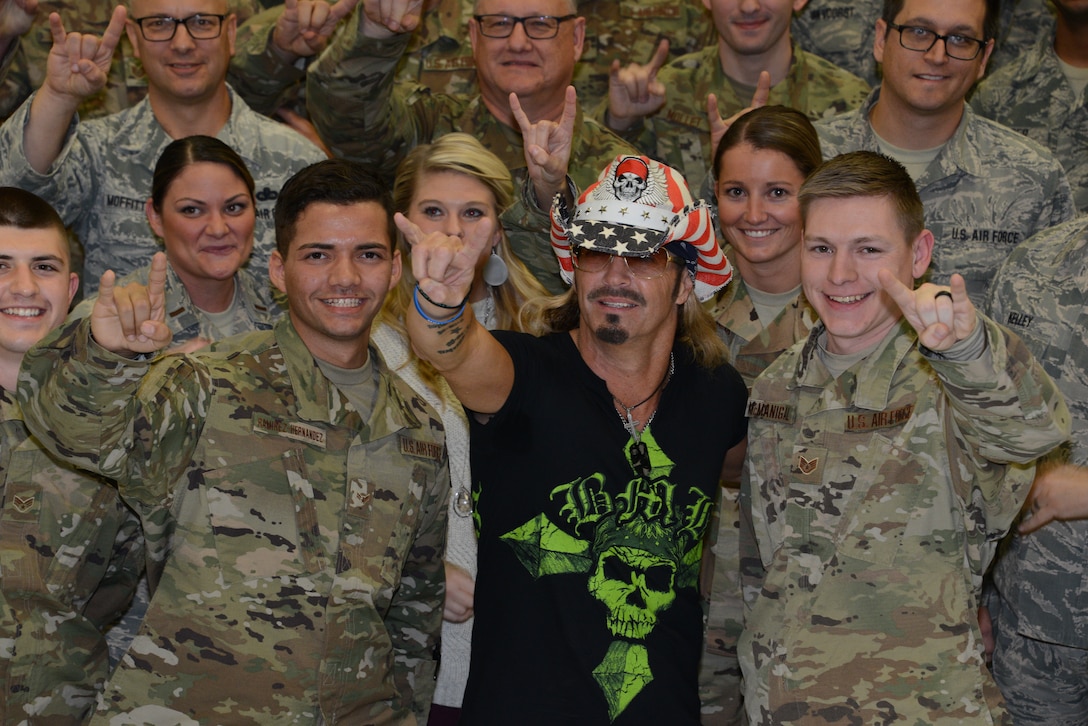 Bret Michaels meets with members of the Iowa Air National Guard