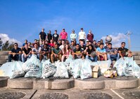 ビーチクリーンに参加したメンバーの集合写真。米海兵隊基地キャンプ・フォスターの海兵隊員ら約40人が、具志川ビーチで清掃活動を繰り広げました。