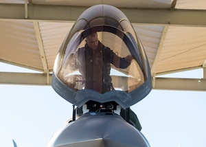 Student pilots’ first time soaring in F-35 through allied F-35 B-course
