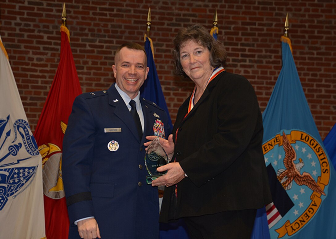 Commander presents award to Hall of Fame inductee