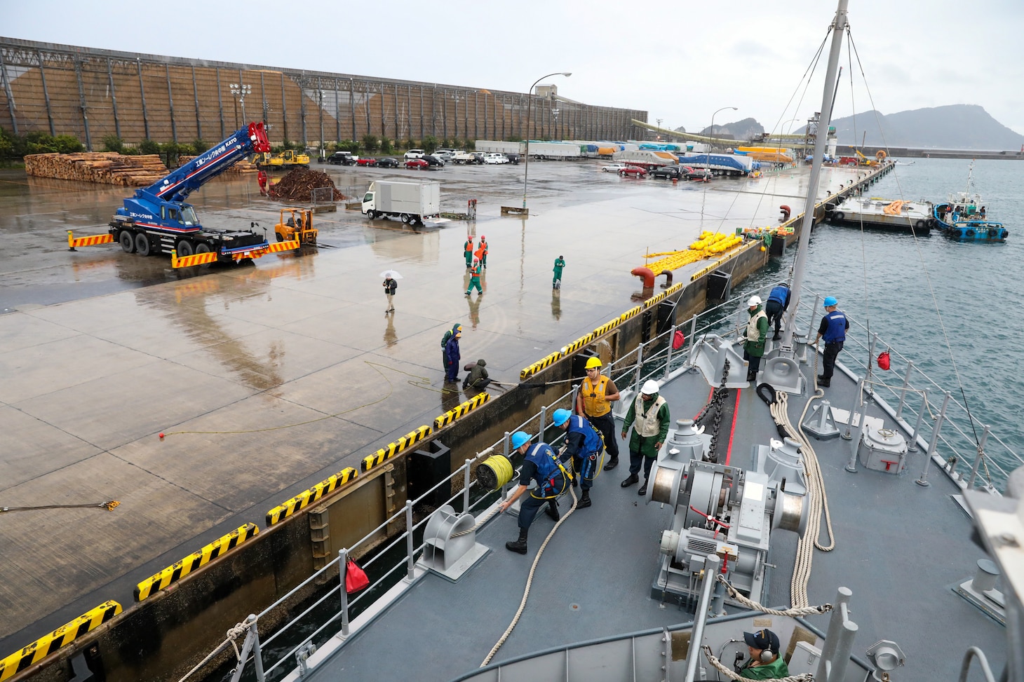 Sailors onboard Avenger-class mine countermeasures ship USS Pioneer (MCM 9), moor the ship in the port of Aburatsu.