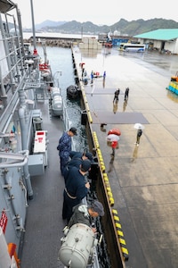 The bridge team directs mooring operations onboard Avenger-class mine countermeasures ship USS Pioneer (MCM 9), upon their arrival to the port of Aburatsu.