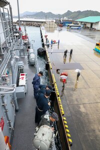 The bridge team directs mooring operations onboard Avenger-class mine countermeasures ship USS Pioneer (MCM 9), upon their arrival to the port of Aburatsu.