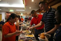 大隊上官らが七面鳥やハムやスタッフィングなどの料理を配膳。米海兵隊基地キャンプ・ハンセンに展開する第7情報大隊の隊員やその家族が11月21日（木）、七面鳥やスタッフィングなどの感謝祭を祝う典型的なアメリカの料理を持ち寄り、特別養護老人ホーム光が丘の利用者やスタッフ総勢100名余りで感謝祭の食事を分かち合いました。
