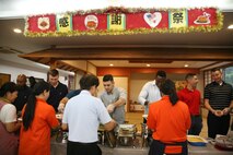 大隊上官らが七面鳥やハムやスタッフィングなどの料理を配膳。米海兵隊基地キャンプ・ハンセンに展開する第7情報大隊の隊員やその家族が11月21日（木）、七面鳥やスタッフィングなどの感謝祭を祝う典型的なアメリカの料理を持ち寄り、特別養護老人ホーム光が丘の利用者やスタッフ総勢100名余りで感謝祭の食事を分かち合いました。