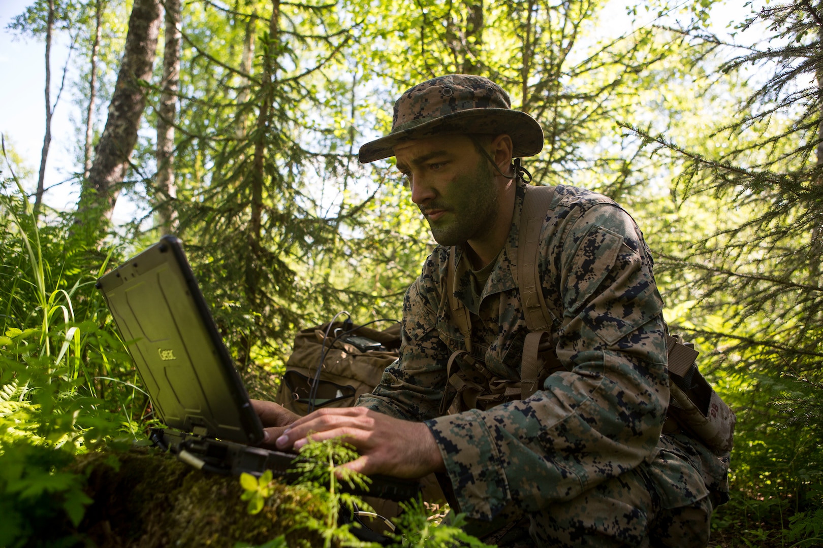 Marine with electronic warfare liaison element, Marine Rotational Force–Europe 19.2, Marine Forces Europe and Africa, prepares for tactical extract during exercise Valhalla in Setermoen, Norway, June 17, 2019 (U.S. Marine Corps/Larisa Chavez)