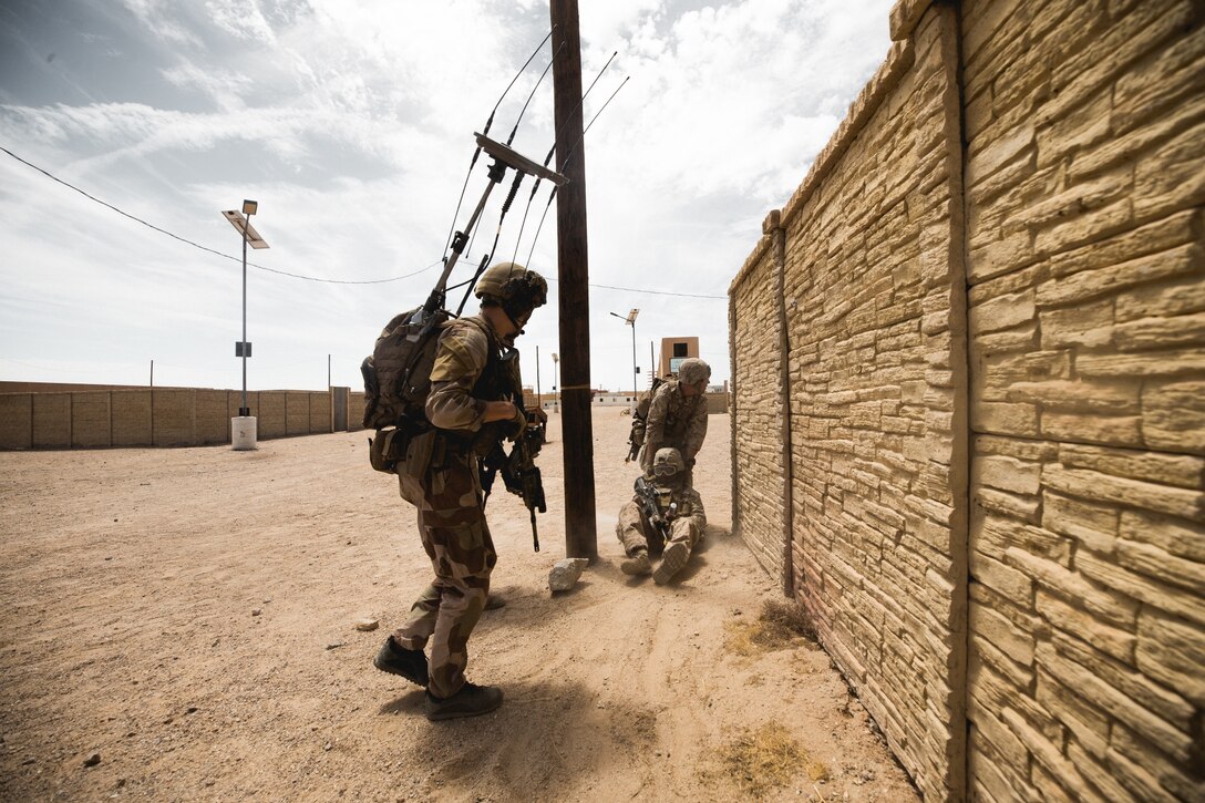 Marines from 2nd Radio Battalion, II Marine Expeditionary Force Information Group, and a Norwegian army electronic warfare operator employ Wolfhound Handheld Threat Warning System during Integrated Training Exercise 5-19 at Marine Corps Air Ground Combat Center, Twentynine Palms, California, July 30, 2019 (U.S. Marine Corps/Cedar Barnes)