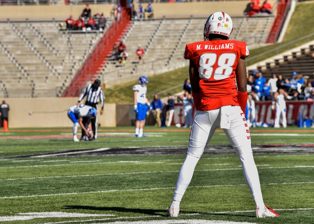 A football player waits for a kickoff.