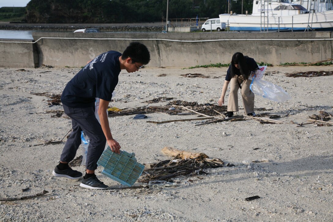 辺野古ビーチで漂着したペットボトルなどを拾う高校生。海洋プラスチックごみ問題について考えている全国の高校生などが１１月２４日の朝、米海兵隊基地キャンプ・シュワブを訪れ、隊員らとビーチで清掃活動をした後、定期的に沖縄のビーチで清掃活動を行っている海兵隊に感謝状を贈呈しました。