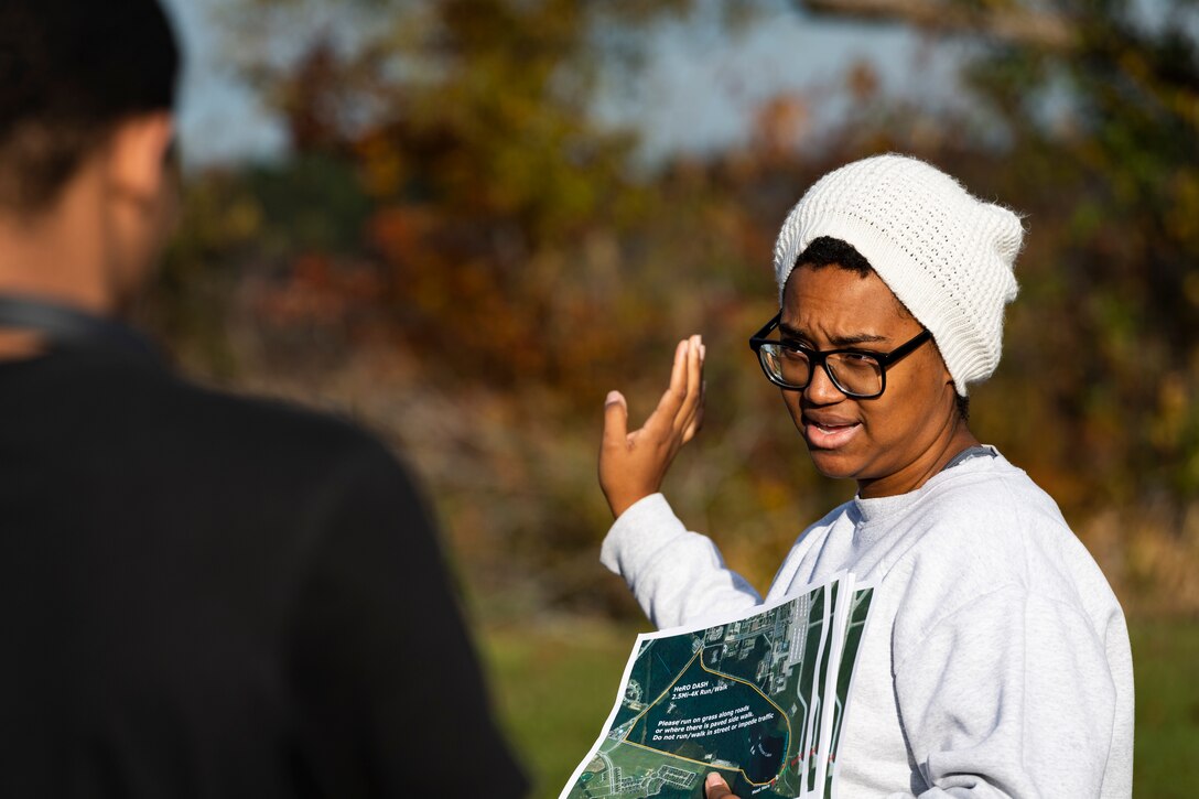 A photo of a Health and Readiness Optimization Dash 4K coordinator explaining the route to participants
